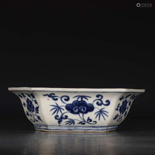 Chinese Ming Dynasty Xuande Blue And White Flower Pattern Porcelain Vessel