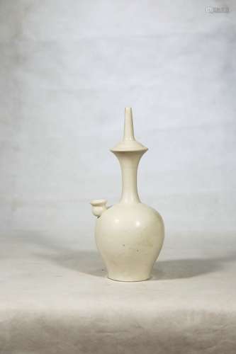 Chinese Xing Kiln Porcelain Bottle