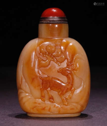 AN AGATE SNUFF BOTTLE CARVED WITH DEER