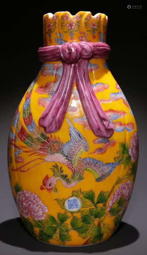 A GLASS VASE PAINTED WITH FLOWER PATTERN