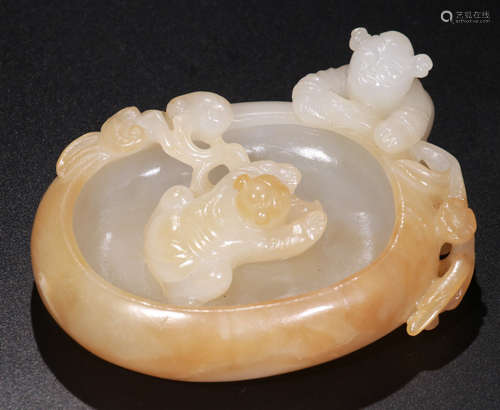 A HETIAN JADE BRUSH WASHER CARVED WITH FIGURE