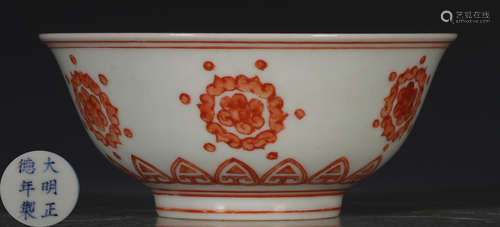 AN ALUM RED GLAZE BOWL WITH FLOWER PATTERN