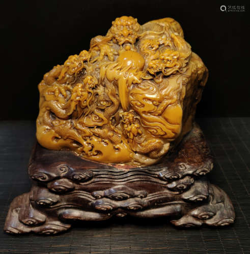 A TIANHUANG STONE ORNAMENT CARVED WITH DRAGON
