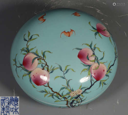 A FAMILLE ROSE GLAZE BOX WITH PEACH PATTERN