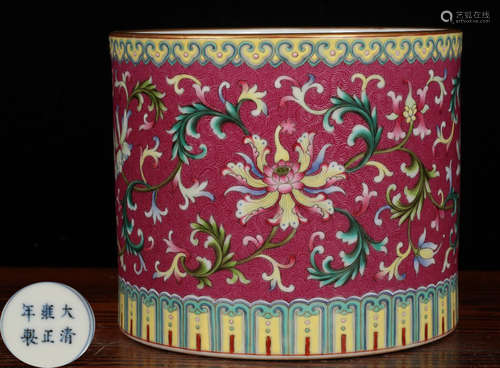 A RED BASE FAMILLE ROSE GLAZE BRUSH POT WITH FLOWER PATTERN