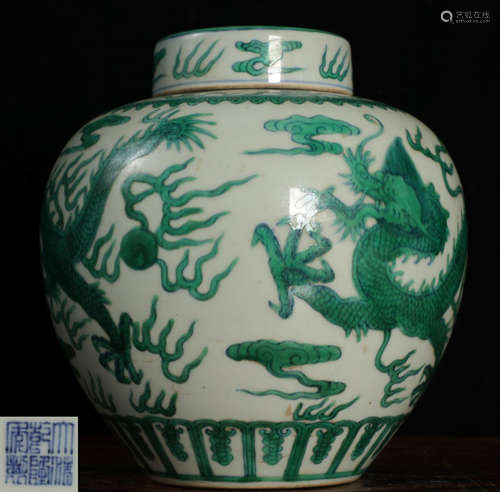 A WHITE&GREEN GLAZE JAR WITH DRAGON PATTERN