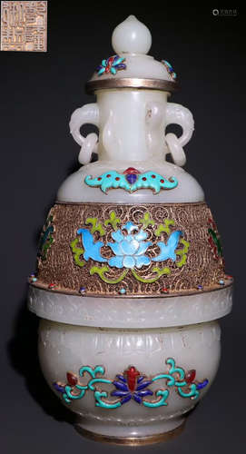 A HETIAN JADE VASE EMBEDDED WITH GILT SILVER