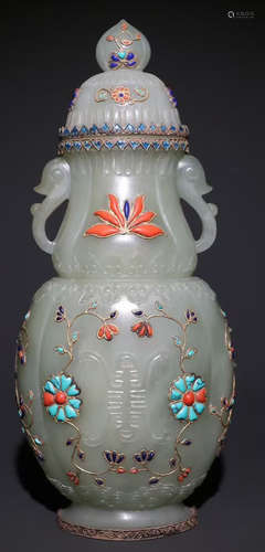 A HETIAN JADE VASE EMBEDDED WITH GEM