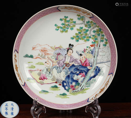 A FAMILLE ROSE GLAZE PLATE WITH STORY PATTERN