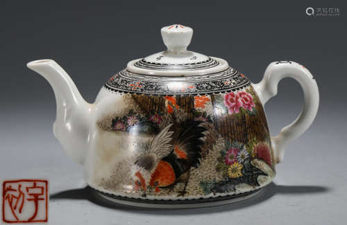 A FAMILLE ROSE GLAZE TEA POT WITH FLOWER&ROOSTER PATTERN