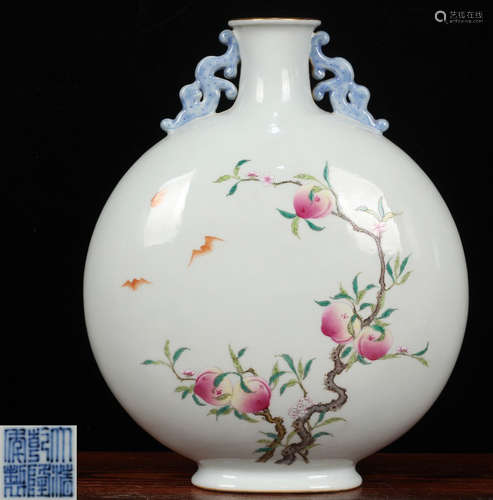 A FAMILLE ROSE GLAZE VASE PAINTED WITH PEACH PATTERN