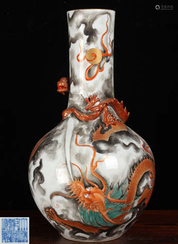 AN ALUM RED GLAZE VASE WITH DRAGON PATTERN