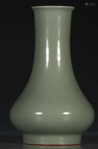 A LONGQUAN YAO GREEN GLAZE VASE