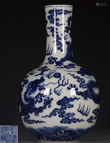 A BLUE&WHITE GLAZE VASE WITH DRAGON PATTERN