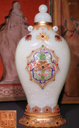 A HETIAN JADE VASE EMBEDDED WITH GOLD&GEM