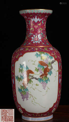 A RED BASE FAMILLE ROSE GLAZE VASE WITH SQUIRREL&GRAPES PATTERN