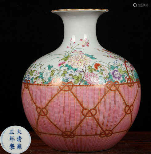 A FAMILLE ROSE GLAZE VASE WITH FLOWER PATTERN