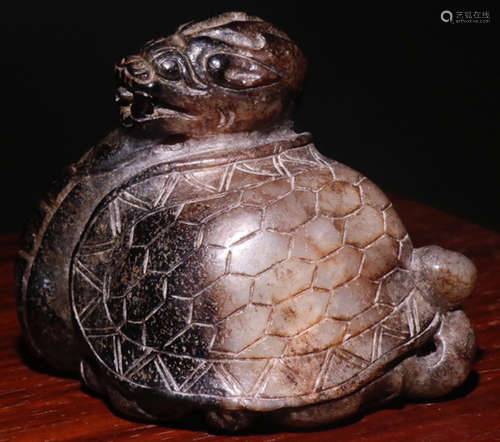 AN ANTIQUE JADE TORTOISE PENDANT