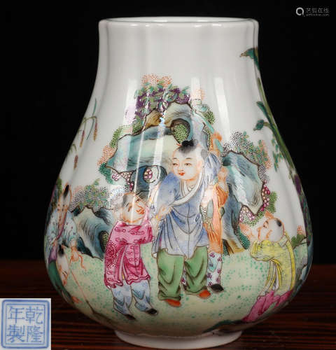 A FAMILLE ROSE GLAZE VASE WITH STORY PATTERN