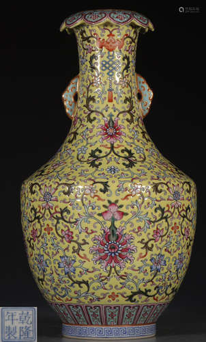 A YELLOW BASE FAMILLE ROSE GLAZE VASE WITH FLOWER PATTERN