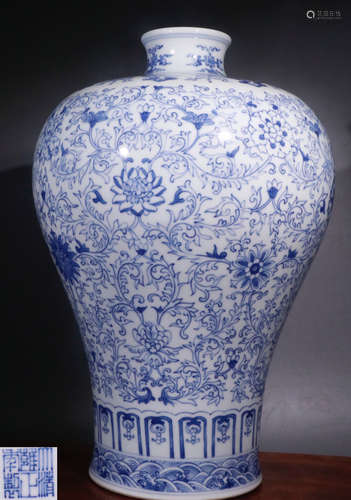 A BLUE&WHITE GLAZE VASE WITH FLOWER PATTERN