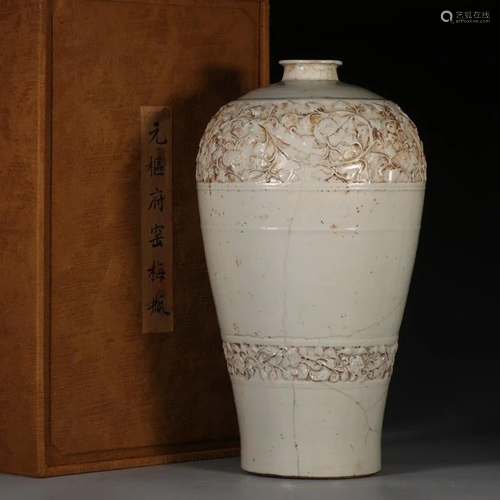 ANCIENT CHINESE WHITE-GLAZED VASE,MEIPING