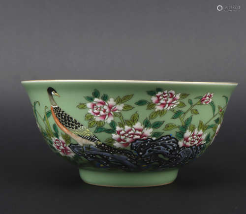 Qing dynasty bean green glaze bowl