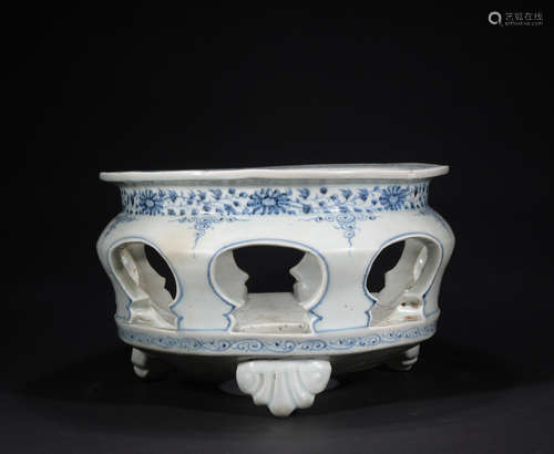 A blue and white censer,Qing dynasty