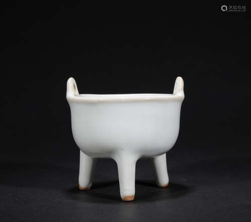 A white glazed censer,Qing dynasty