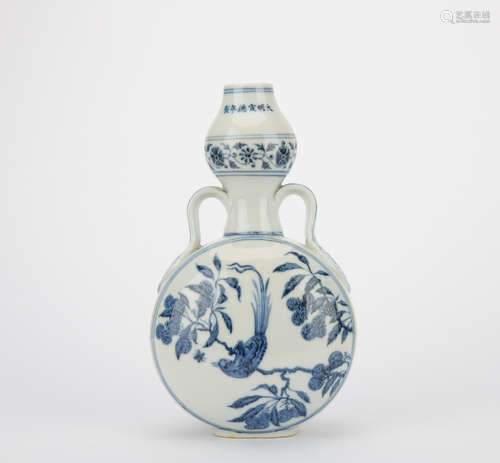 Ming dynasty blue and white bottle with flowers pattern