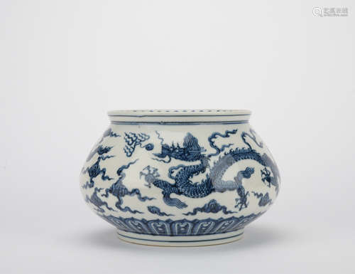 Ming dynasty blue and white jar with dragon pattern