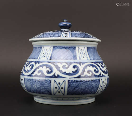 Ming dynasty blue and white cover jar