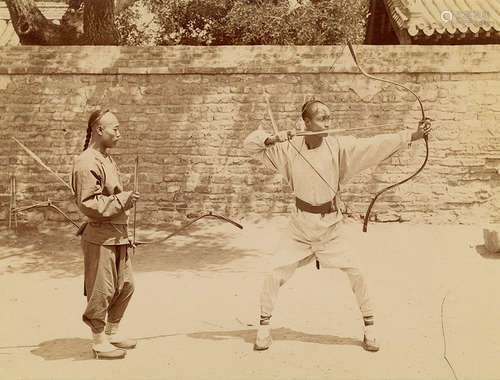 山本赞七郎 1890s 山本赞七郎 比试弓箭 蛋白照片 / Albumen Print