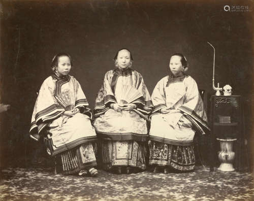 佚名 1870s 佚名 清末三女子合影 蛋白照片 / Albumen Print