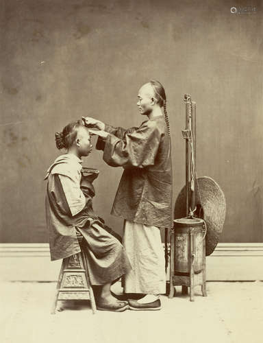 华芳照相馆 1870s 华芳照相馆 剃头匠 蛋白照片 / Albumen Print