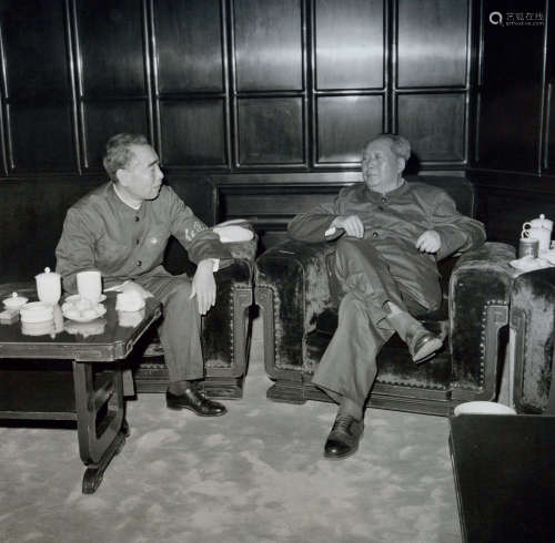 牛嵩林 1966-1970 牛嵩林 毛主席与周总理在天安门城楼上 银盐纸基 / Gelatin Silver Print，签名，5 / 16
