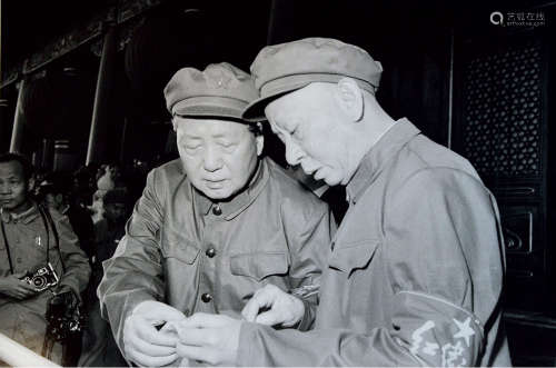 牛嵩林 1966 牛嵩林 毛主席与刘少奇主席在天安门城楼上 银盐纸基 / Gelatin Silver Print，签名，8 / 16