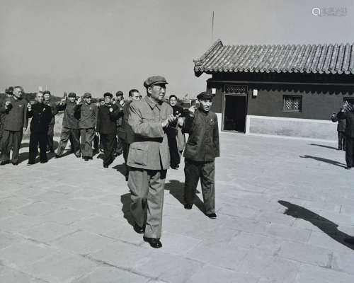 牛嵩林 1966-1970 牛嵩林 毛主席与林彪在天安门城楼上 银盐纸基 / Gelatin Silver Print，签名，5 / 16