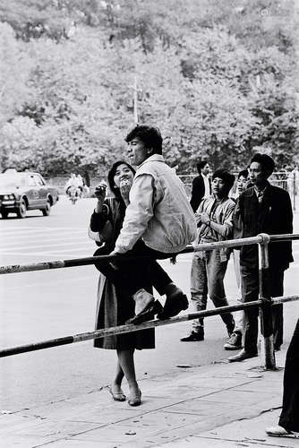 安哥 1986 安哥 广州流花路边的的一对情侣 银盐纸基 / Gelatin Silver Print，签名，2/8 