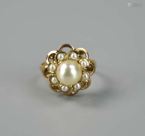 14K Carat Gold Ring Inlaid w/ Pearls