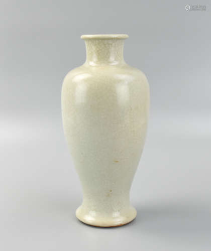 Chinese Porcelain 'Ge' Glazed Vase, ROC Period