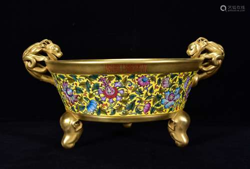 A Chinese Porcelain Enameled Container With Gilding