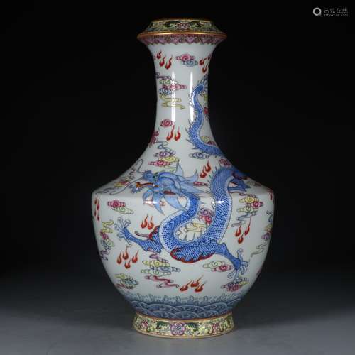 A Chinese Porcelain Famille Rose Dragon Painting Vase