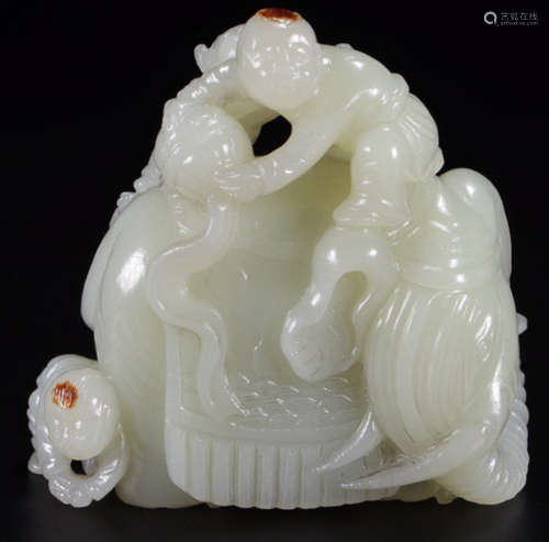 A HETIAN JADE CARVED CHILD ELEPHANT SHAPE PENDANT