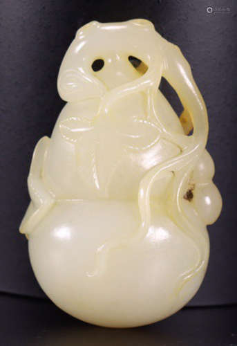 A HETIAN JADE CARVED GOURD SHAPE PENDANT