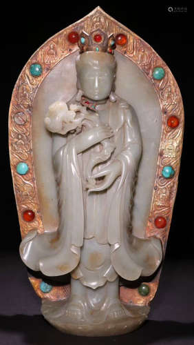 AN AGATE CARVED WRAPPED GOLD GUANYIN BUDDHA STATUE