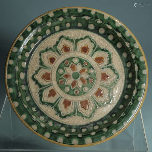 A THREE COLOR GLAZE FLOWER PATTERN PLATE