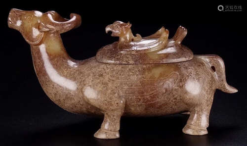 AN ANTIQUE JADE CARVED BEAST SHAPE CONTAINER