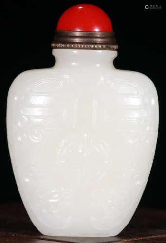 A HETIAN JADE CARVED AUSPICIOUS PATTERN SNUFF BOTTLE