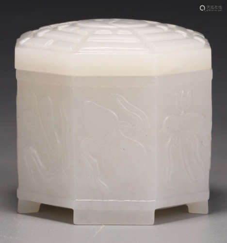 A HETIAN JADE CARVED AUSPICIOUS PATTERN RING BOX
